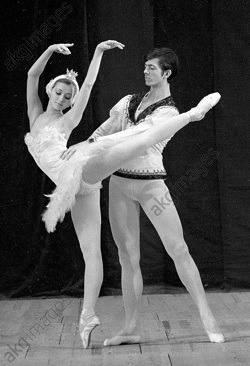 Kozlova and fellow Bolshoi Ballet School student Vladimir Kirilov in “Swan Lake.” Photo courtesy Valentina Kozlova.